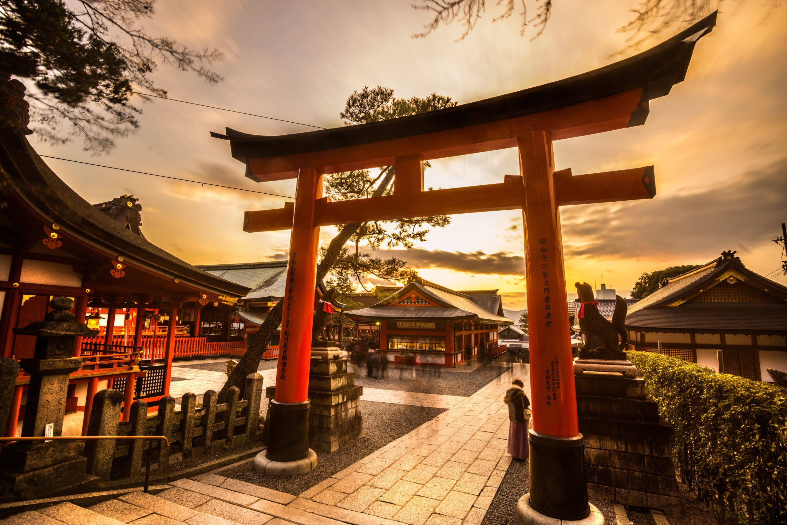 http://Portail%20torii%20emblématique%20du%20sanctuaire%20Fushimi%20Inari%20à%20Kyoto,%20illuminé%20par%20les%20couleurs%20dorées%20du%20coucher%20du%20soleil.