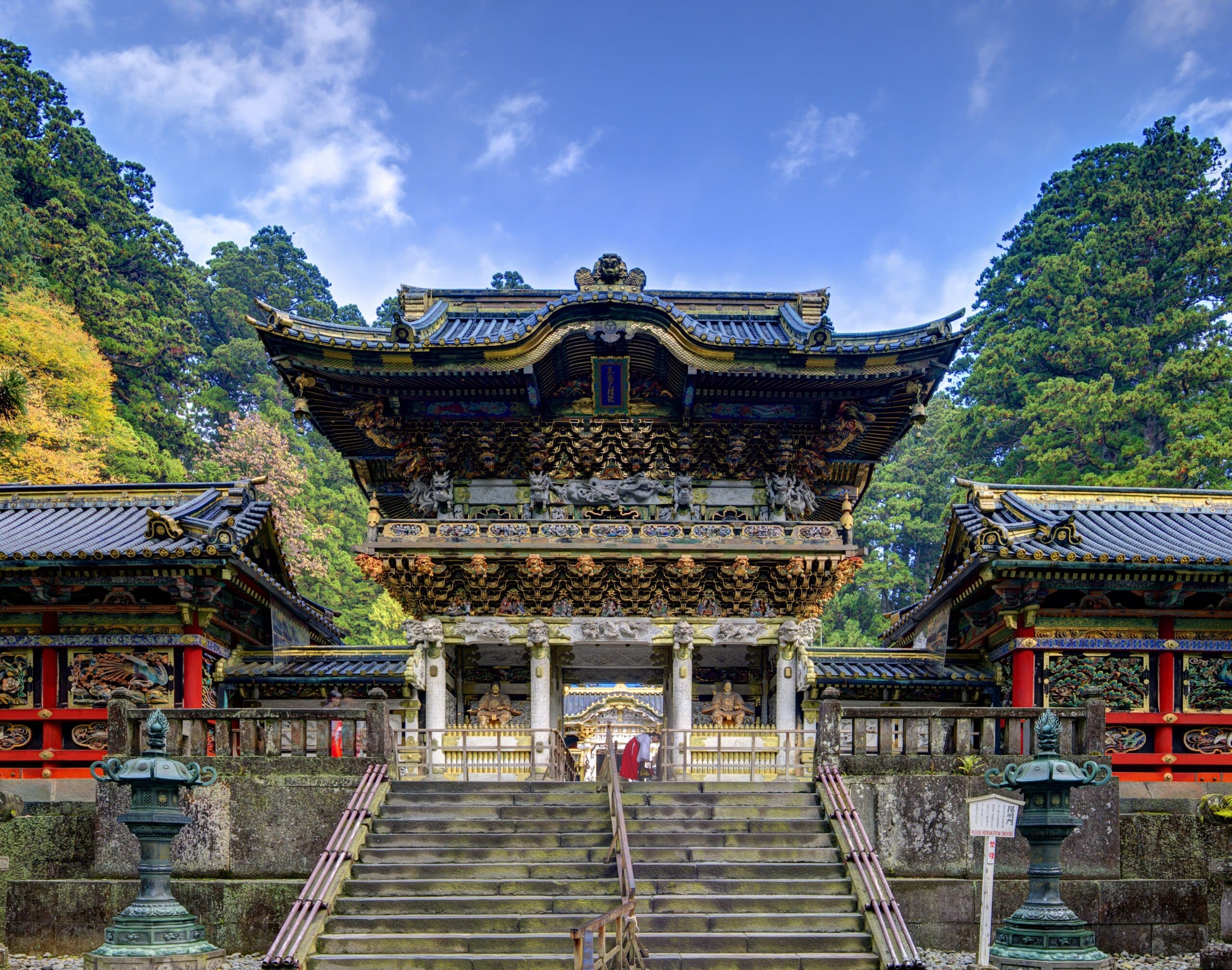 http://Façade%20richement%20ornée%20du%20temple%20Toshogu%20à%20Nikko,%20entourée%20de%20forêt%20et%20classée%20au%20patrimoine%20mondial%20de%20l’UNESCO.