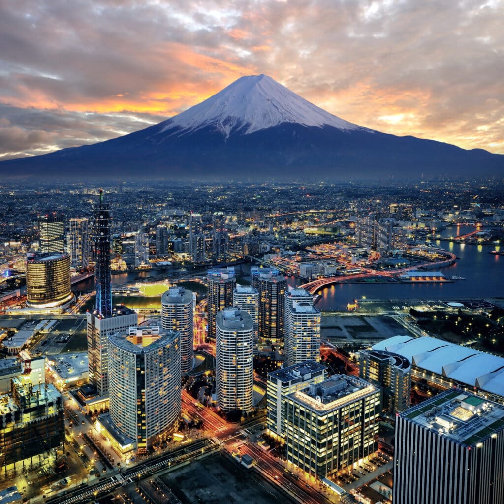 Vue panoramique de Tokyo au crépuscule avec le mont Fuji en arrière-plan.