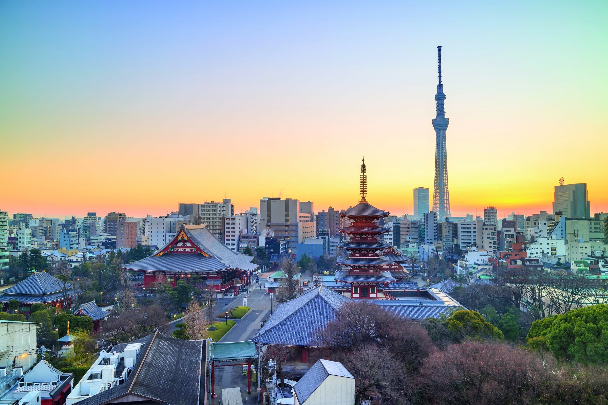 http://Vue%20panoramique%20sur%20le%20temple%20Senso-ji%20et%20la%20Tokyo%20Skytree%20au%20coucher%20du%20soleil,%20mélangeant%20tradition%20et%20modernité.