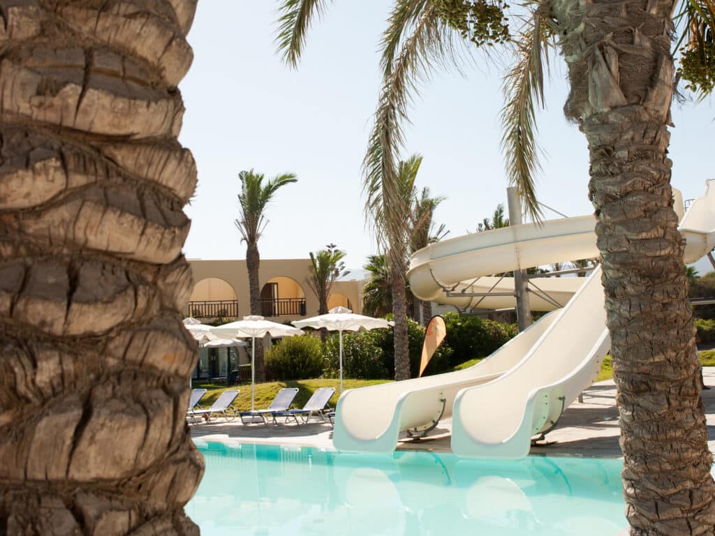 Piscine extérieure avec grands toboggans aquatiques et chaises longues
