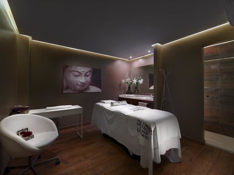 http://Salle%20de%20massage%20avec%20éclairage%20tamisé,%20table%20de%20soin%20et%20ambiance%20zen.