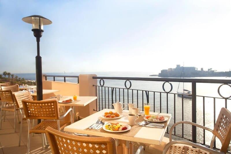 http://Petit-déjeuner%20servi%20en%20terrasse%20avec%20vue%20sur%20la%20mer%20à%20Malte