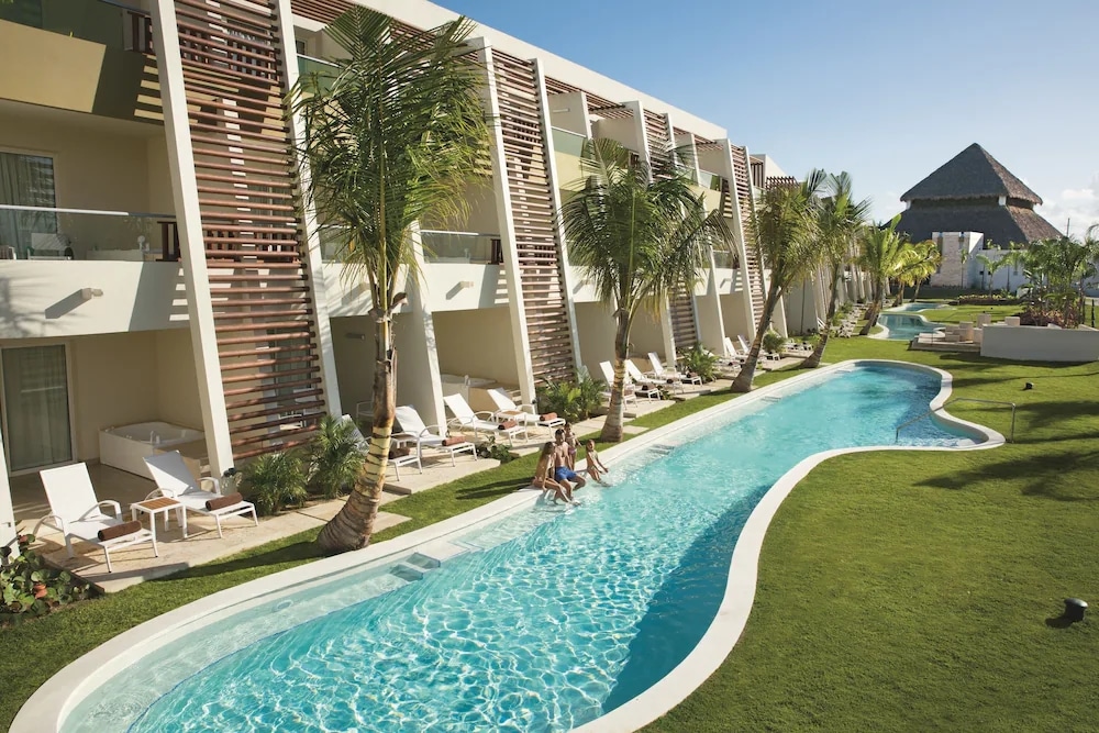 http://Hôtel%20avec%20chambres%20au%20rez-de-chaussée%20donnant%20sur%20une%20piscine%20en%20forme%20de%20rivière