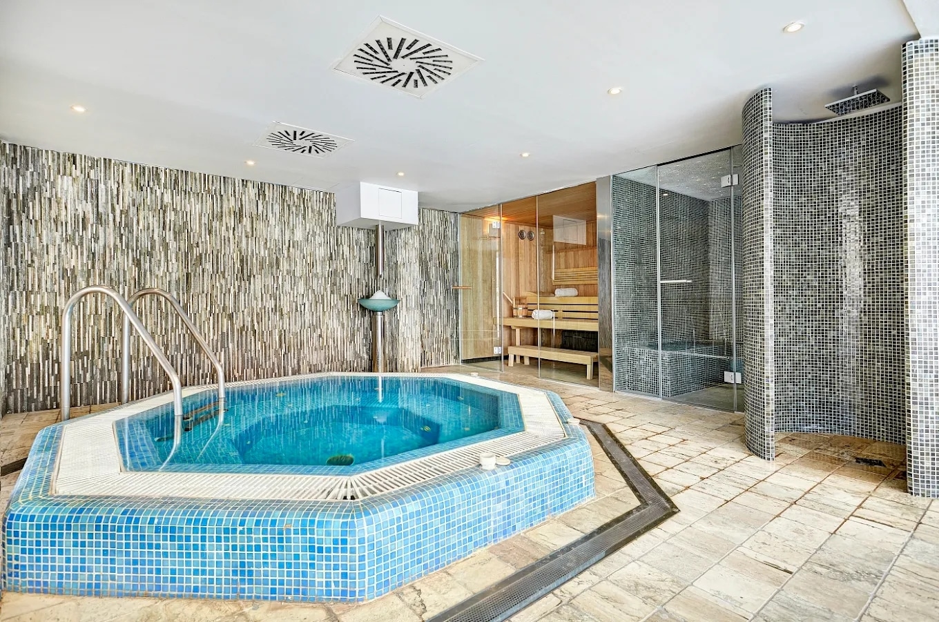 http://Centre%20de%20bien-être%20avec%20jacuzzi,%20hammam,%20sauna%20et%20douches%20design.