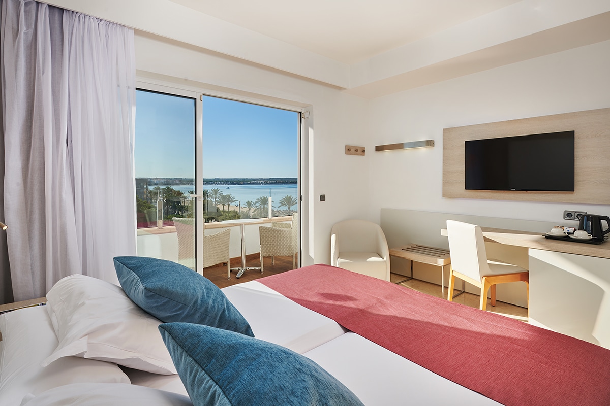 http://Chambre%20lumineuse%20avec%20lit%20double,%20balcon%20aménagé%20et%20vue%20dégagée%20sur%20la%20mer.