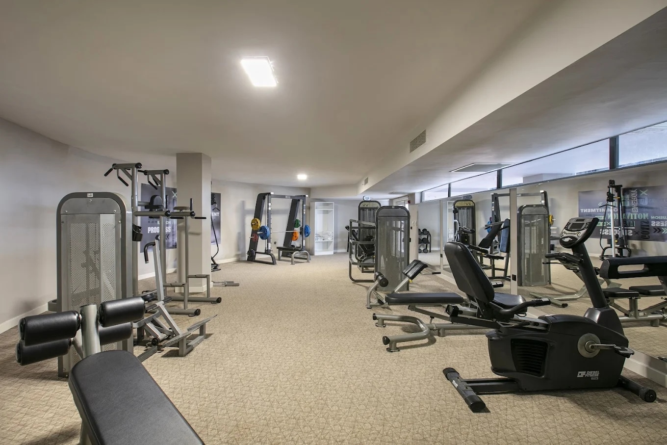 http://Salle%20de%20sport%20entièrement%20équipée%20avec%20machines%20de%20musculation%20et%20de%20cardio%20dans%20un%20hôtel.