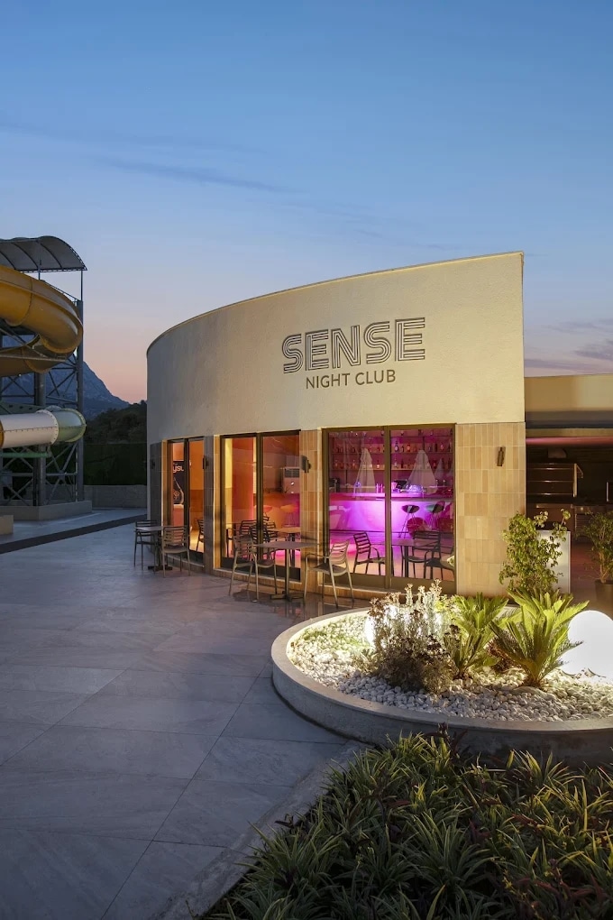 http://Façade%20du%20night%20club%20Sense%20avec%20ambiance%20lumineuse%20en%20soirée%20dans%20un%20hôtel.