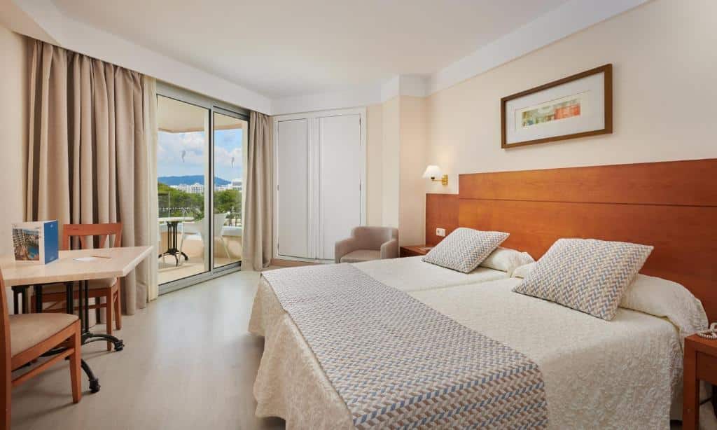 http://Chambre%20spacieuse%20avec%20deux%20lits%20simples,%20balcon%20privé%20et%20mobilier%20en%20bois%20clair