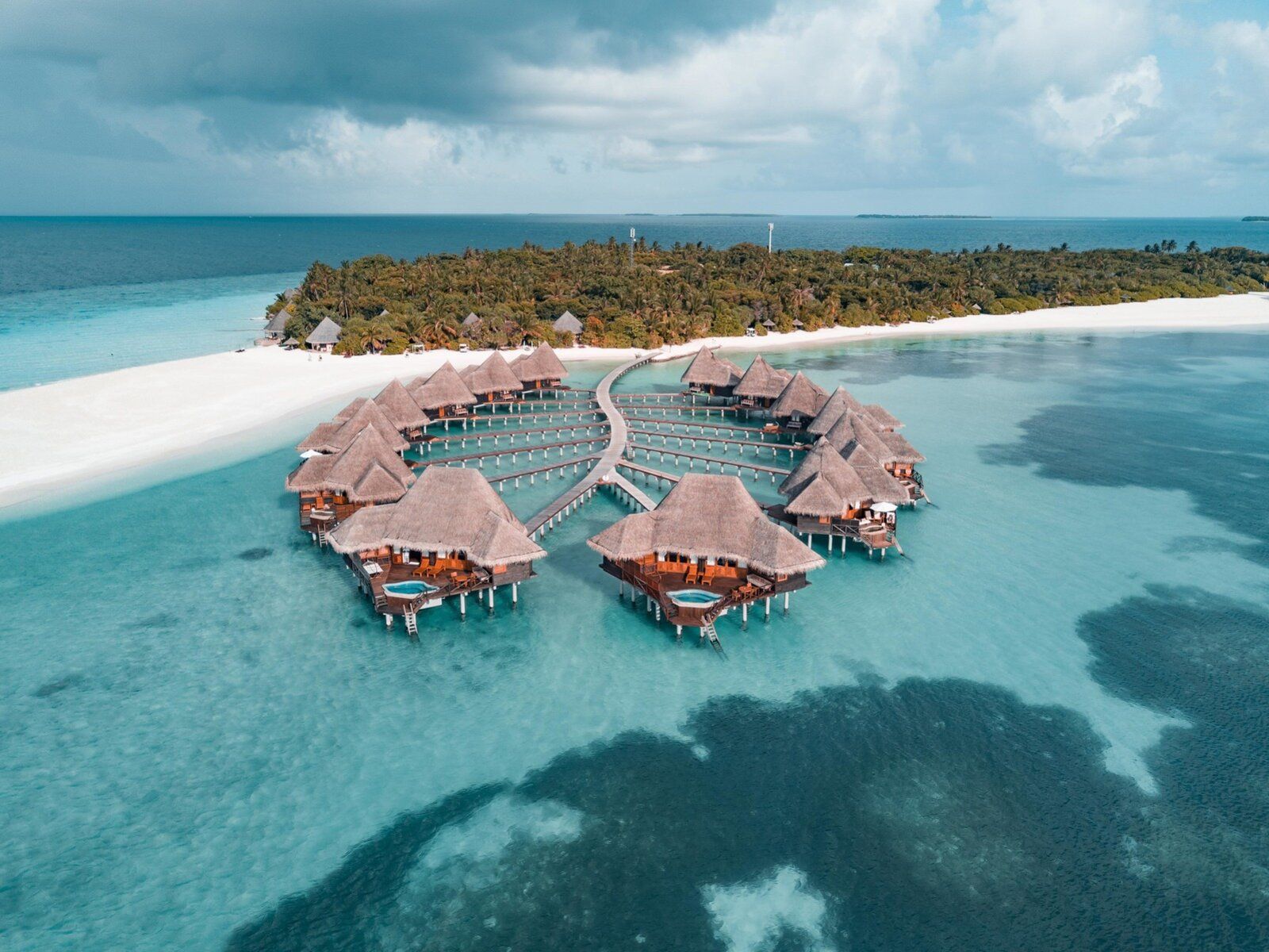 http://Villas%20de%20luxe%20sur%20pilotis%20en%20forme%20de%20fleur%20dans%20un%20lagon%20turquoise
