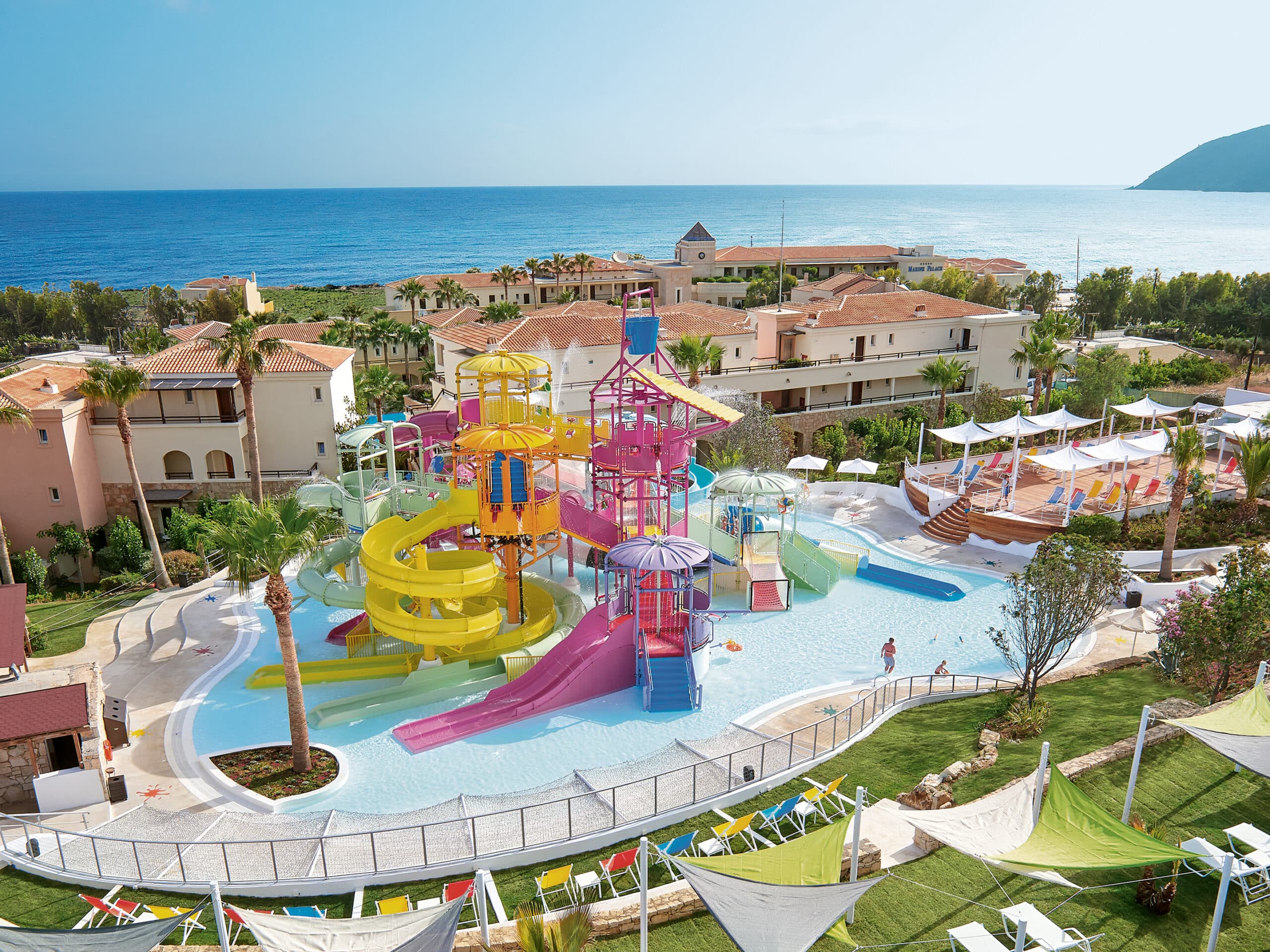 http://Parc%20aquatique%20coloré%20avec%20toboggans%20pour%20enfants%20dans%20un%20complexe%20hôtelier%20en%20bord%20de%20mer