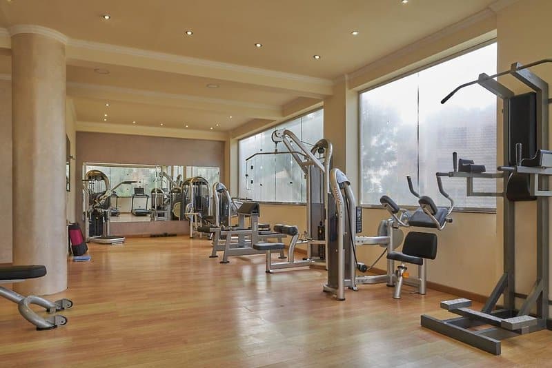 http://Salle%20de%20sport%20d’hôtel%20avec%20machines%20de%20musculation%20et%20équipements%20cardio.