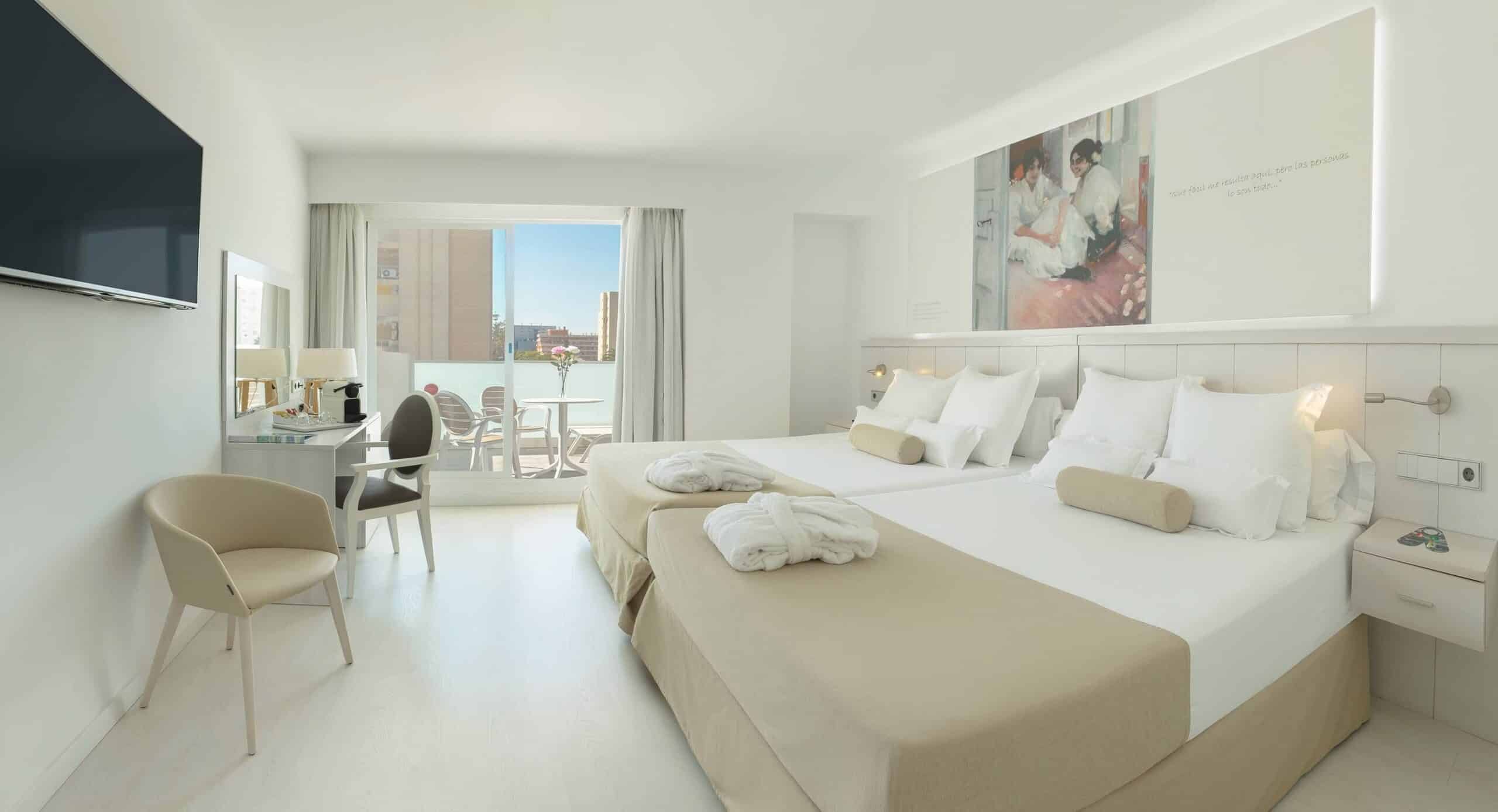 http://Chambre%20d’hôtel%20moderne%20avec%20lits%20jumeaux,%20décoration%20claire%20et%20balcon%20avec%20vue%20urbaine