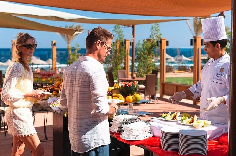 http://Buffet%20extérieur%20de%20fruits%20frais%20animé%20par%20un%20chef,%20en%20bord%20de%20mer.