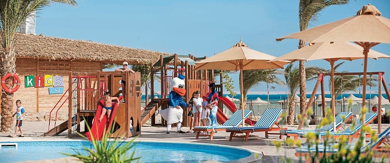 http://Espace%20enfants%20avec%20piscine,%20aire%20de%20jeux,%20transats%20et%20mascottes%20dans%20un%20hôtel%20familial.