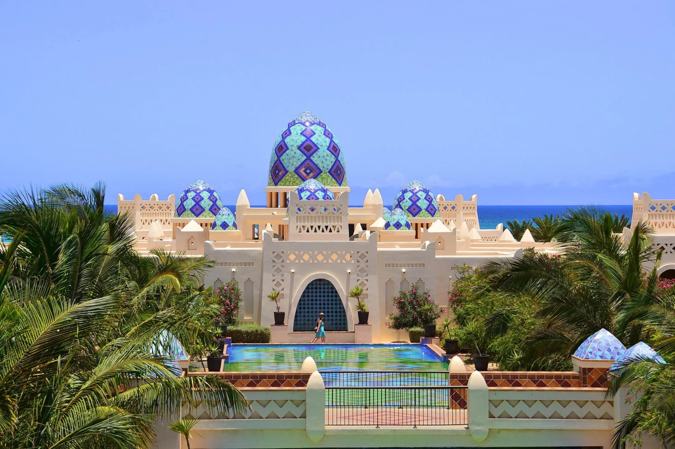 http://Façade%20majestueuse%20d'un%20hôtel%20de%20luxe%20au%20Cap-Vert,%20avec%20une%20architecture%20orientale%20et%20des%20dômes%20décorés.