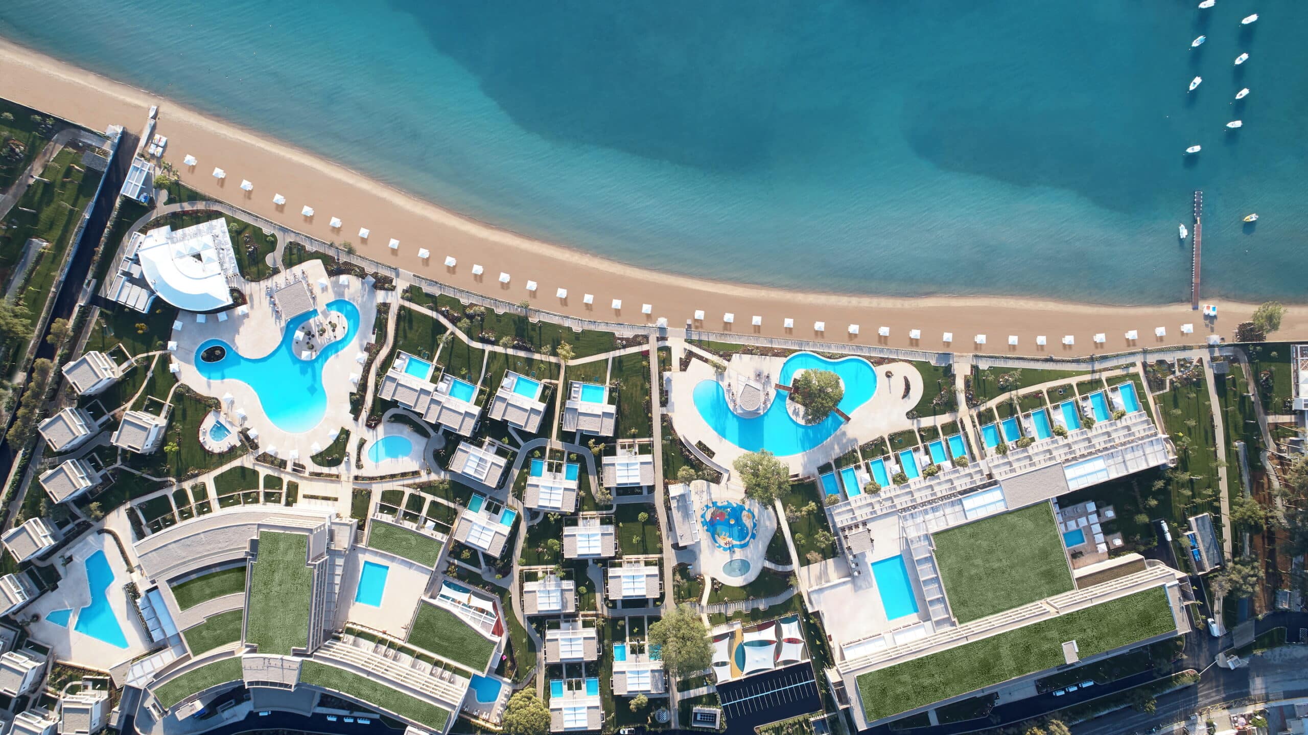 http://Vue%20aérienne%20de%20l’hôtel%20Ikos%20Dassia,%20un%20resort%205%20étoiles%20en%20bord%20de%20mer%20sur%20l'île%20de%20Corfou.