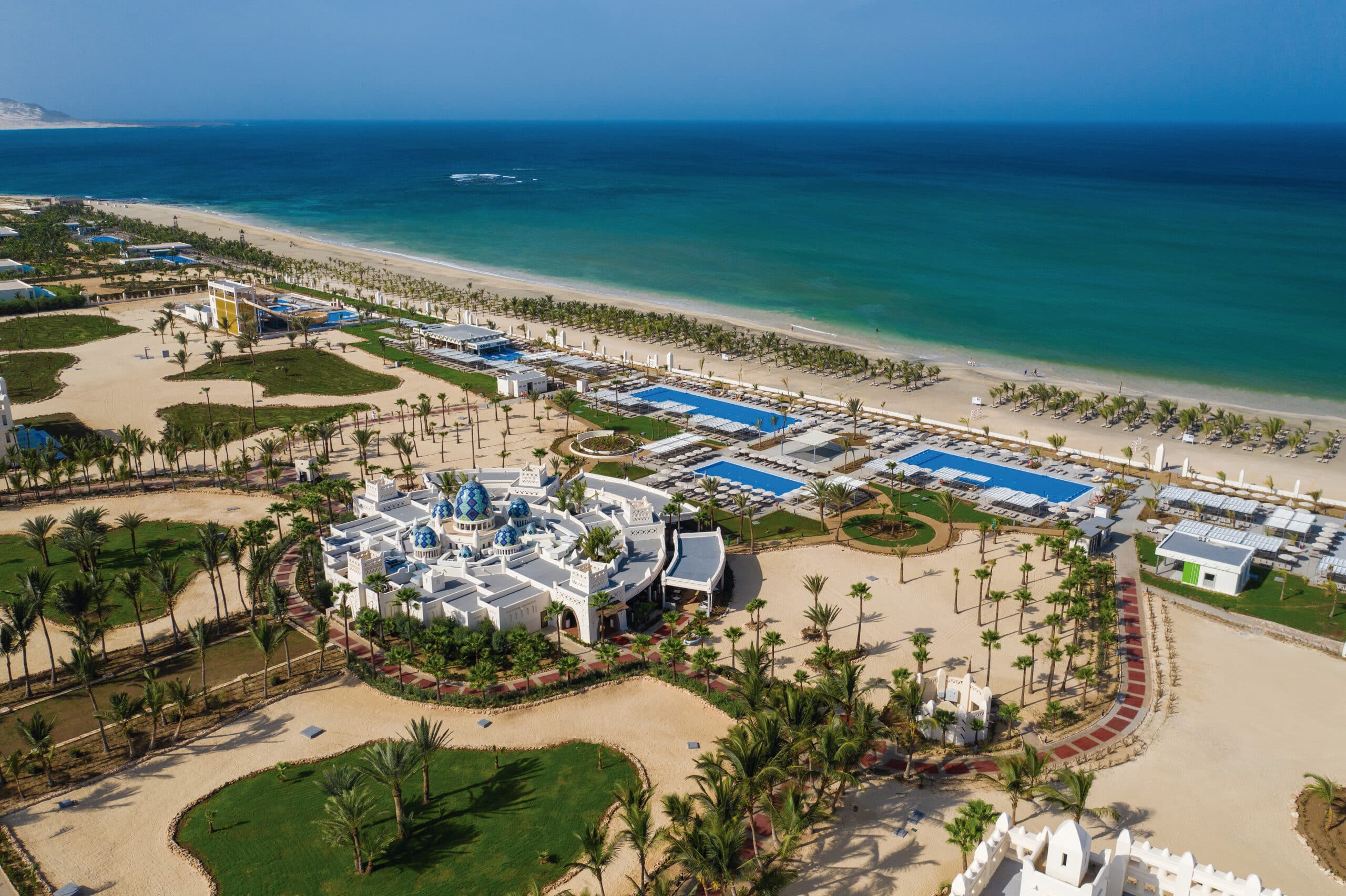http://Vue%20aérienne%20d’un%20complexe%20hôtelier%20en%20bord%20de%20mer%20avec%20piscine%20et%20plage%20privée