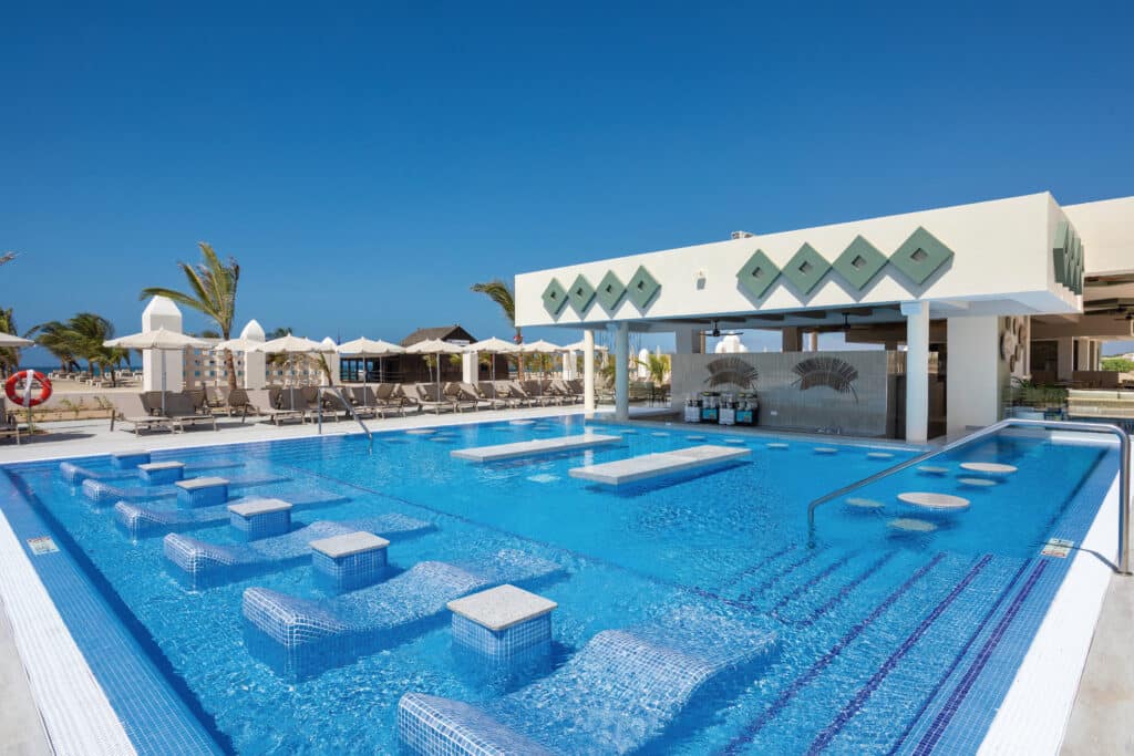 Bar dans la piscine avec sièges immergés dans un hôtel en bord de mer