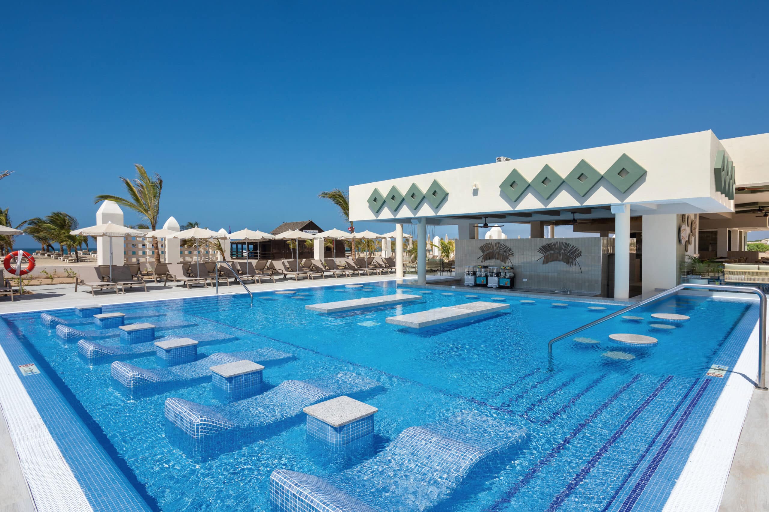 http://Bar%20dans%20la%20piscine%20avec%20sièges%20immergés%20dans%20un%20hôtel%20en%20bord%20de%20mer