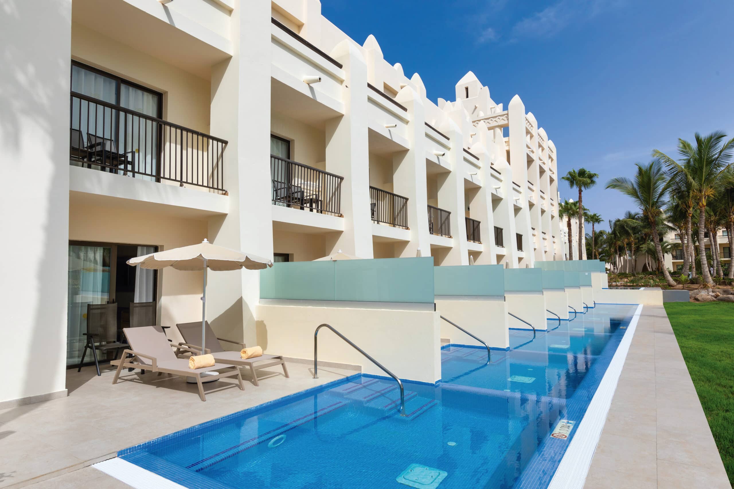 http://Chambres%20d’hôtel%20avec%20accès%20direct%20à%20une%20piscine%20privée%20au%20rez-de-chaussée