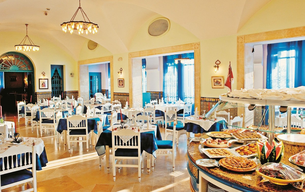 http://Salle%20de%20restaurant%20décorée%20dans%20un%20style%20tunisien%20avec%20buffet%20oriental%20varié