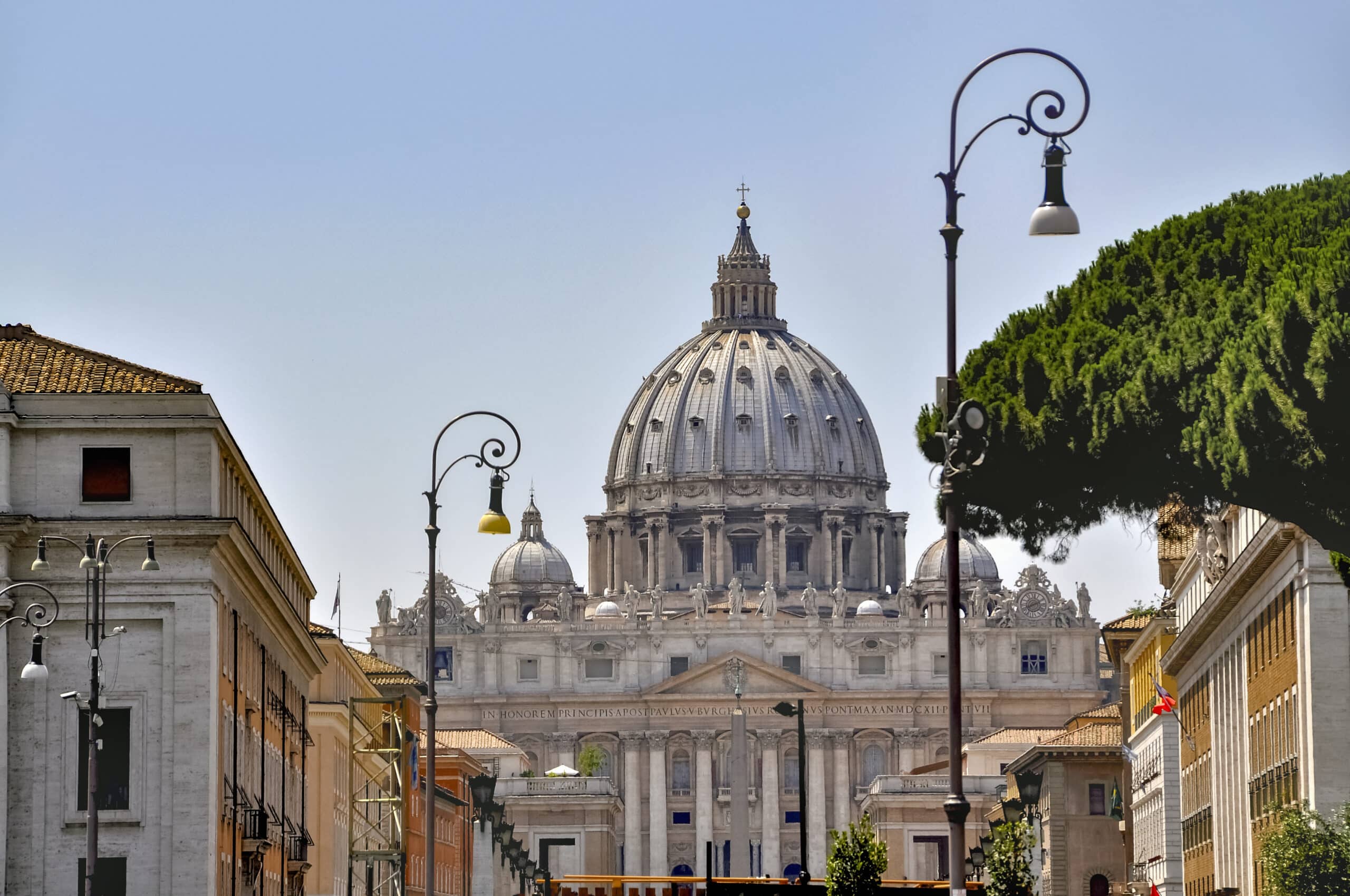 http://Vue%20majestueuse%20de%20la%20basilique%20Saint-Pierre%20du%20Vatican,%20avec%20son%20imposante%20coupole%20dominant%20les%20rues%20de%20Rome.