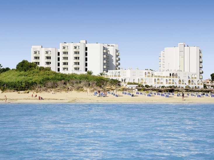 http://Vue%20sur%20l’hôtel%20Hipotels%20Bahia%20Grande%20depuis%20la%20plage%20de%20sable%20fin%20en%20bord%20de%20mer%20à%20Majorque