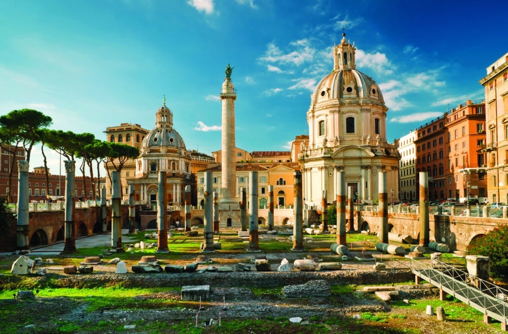 Vue sur les ruines du Forum de Trajan avec la colonne et les églises baroques à Rome
