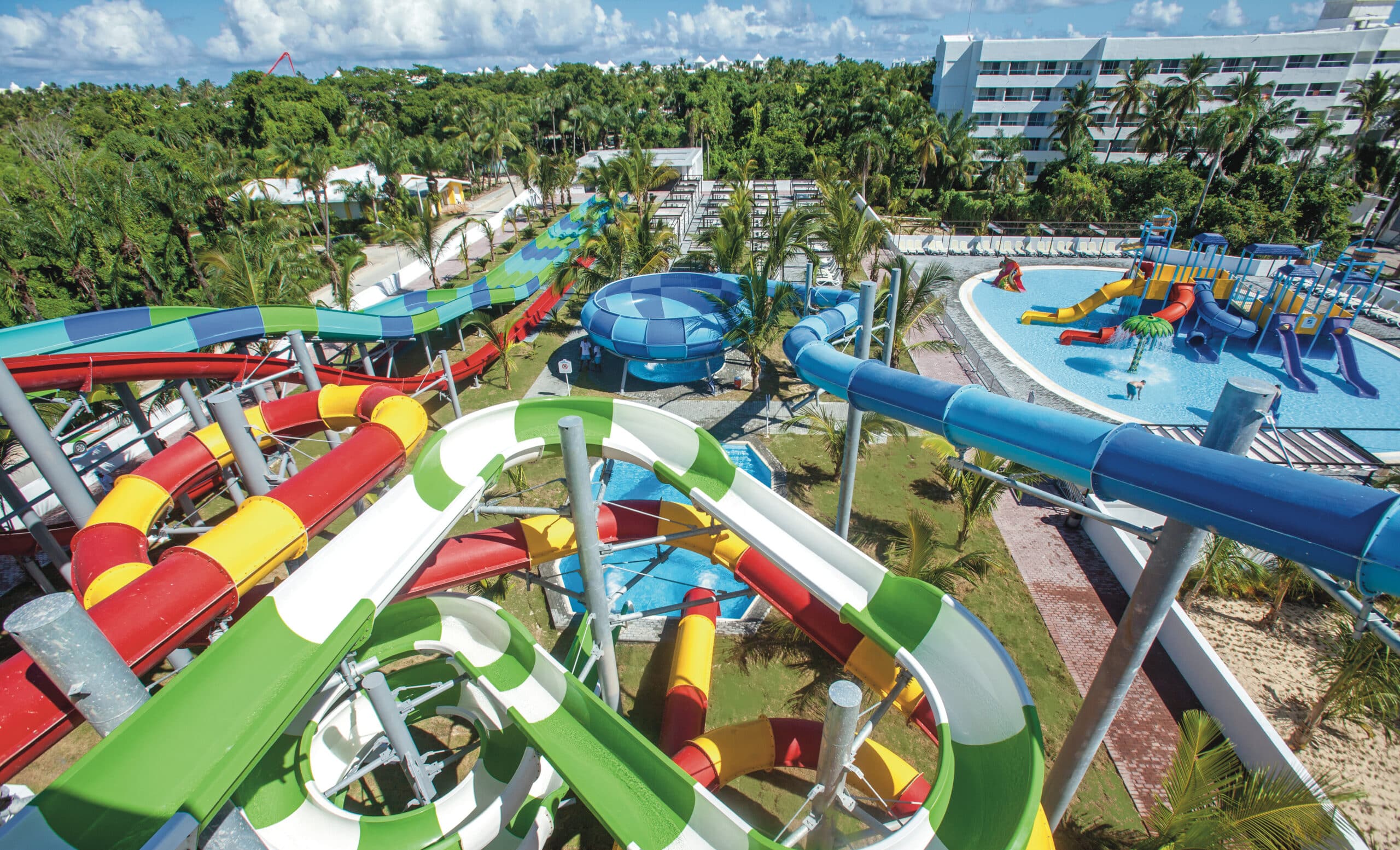 http://Ensemble%20de%20toboggans%20multicolores%20et%20structures%20ludiques%20dans%20un%20parc%20aquatique%20pour%20enfants%20et%20adultes.