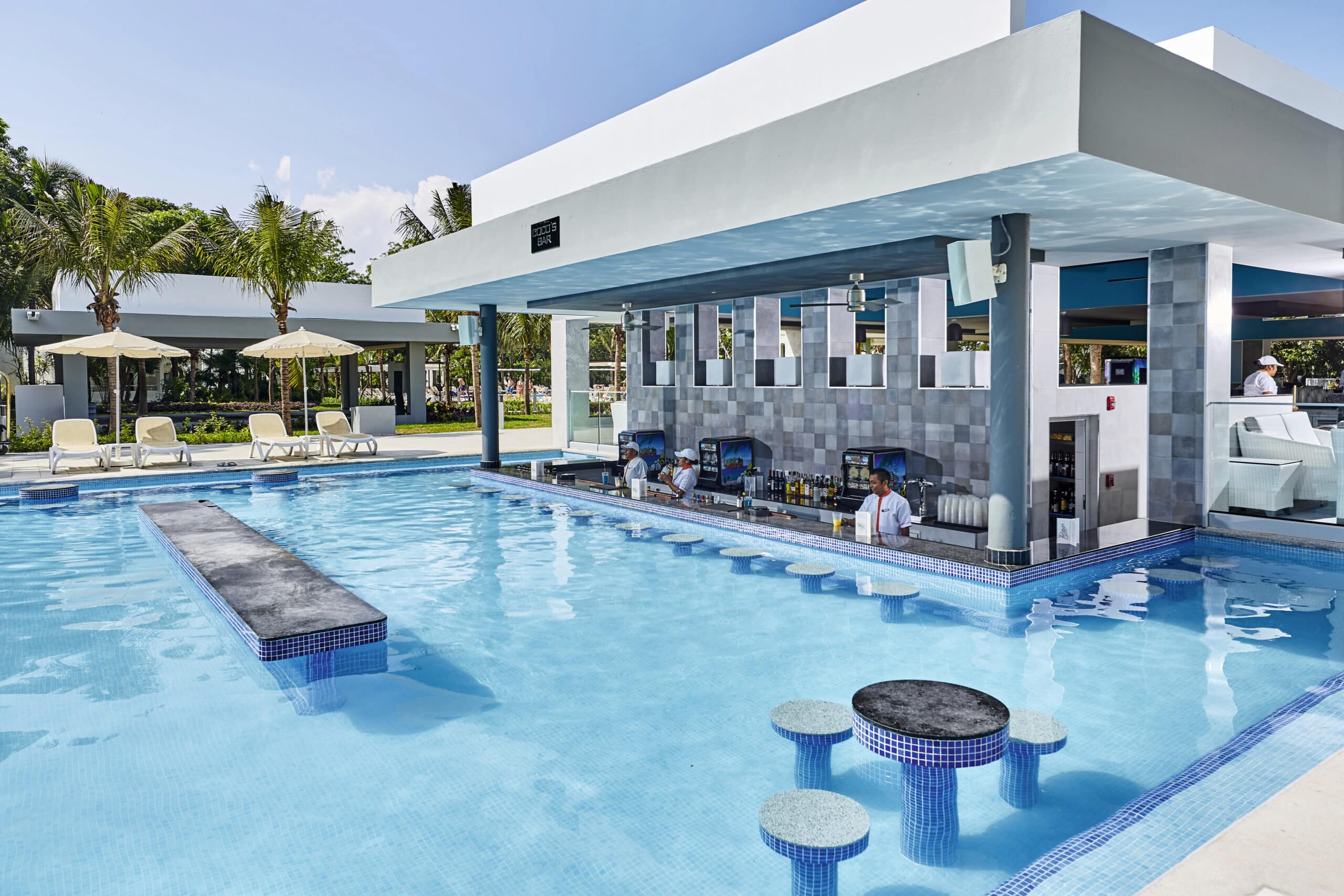 http://Bar%20intégré%20dans%20la%20piscine%20d’un%20resort%20tout%20compris%20avec%20tabourets%20immergés