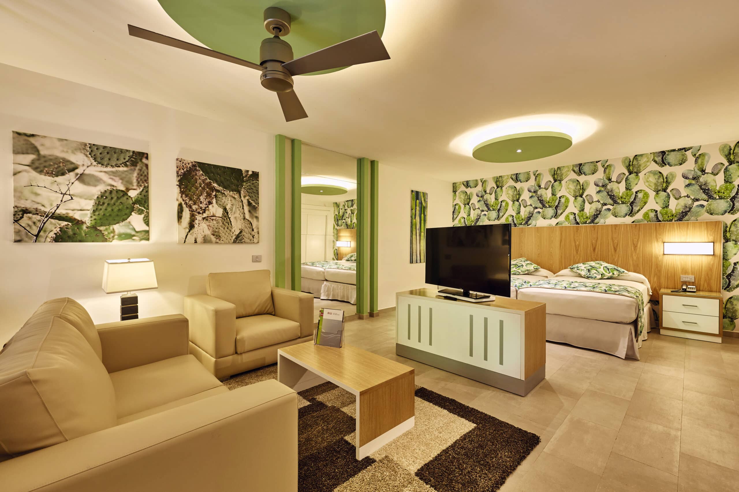 http://Suite%20d’hôtel%20avec%20salon,%20lit%20king%20size%20et%20décoration%20sur%20le%20thème%20des%20cactus