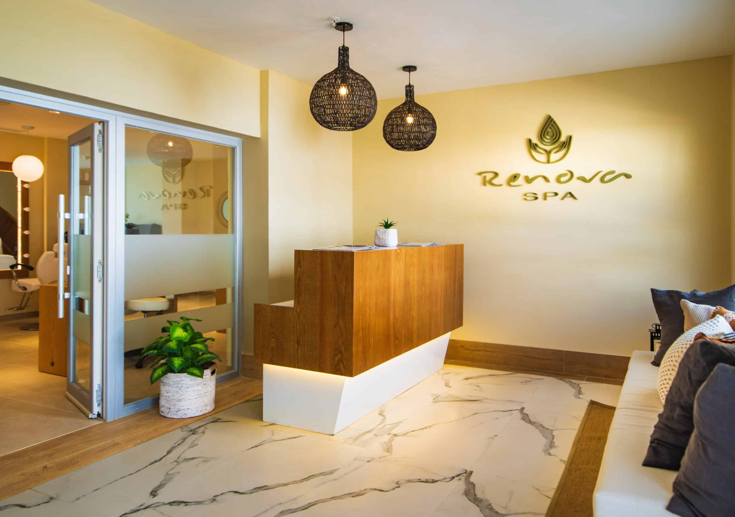 http://Accueil%20du%20spa%20Renova%20dans%20un%20hôtel%20tropical,%20ambiance%20naturelle%20et%20moderne