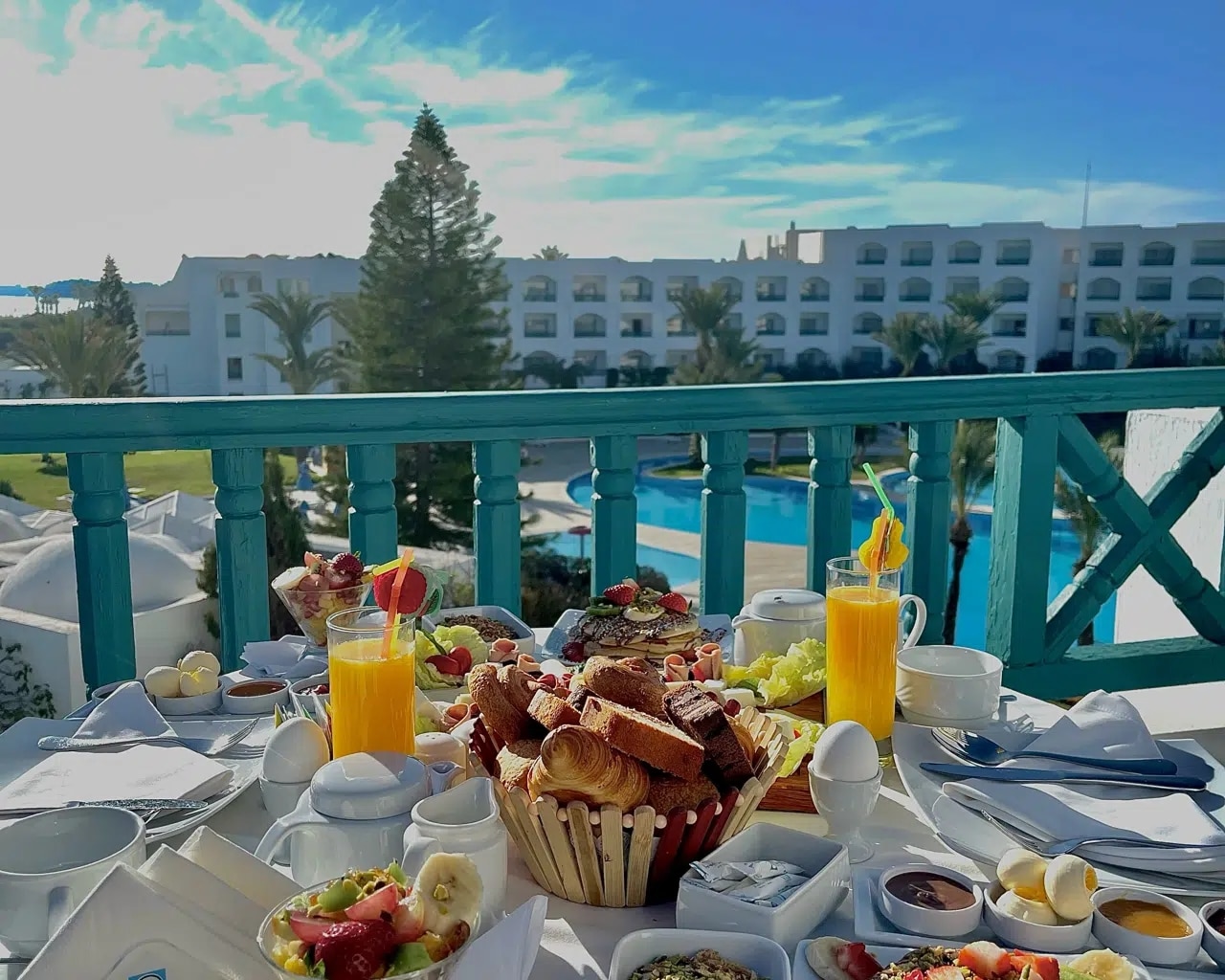 http://Petit-déjeuner%20en%20terrasse%20d’hôtel%20avec%20vue%20sur%20la%20piscine