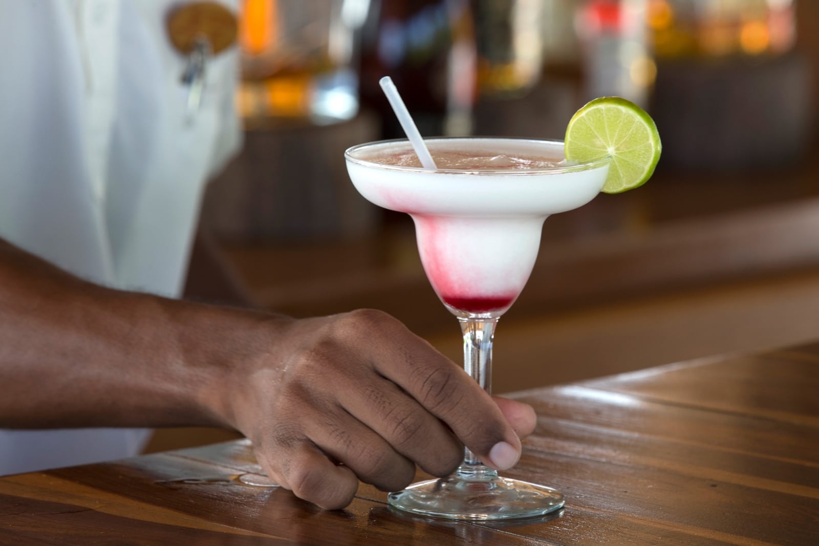 http://Cocktail%20exotique%20servi%20dans%20un%20verre%20givré%20avec%20rondelle%20de%20citron%20vert