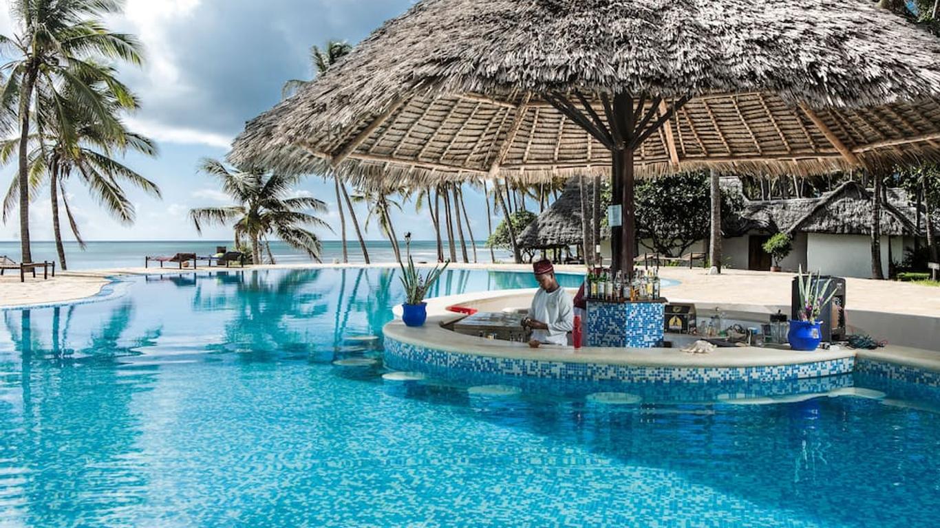 http://Barman%20au%20bar%20de%20la%20piscine%20dans%20un%20hôtel%20tropical%20avec%20vue%20sur%20la%20mer