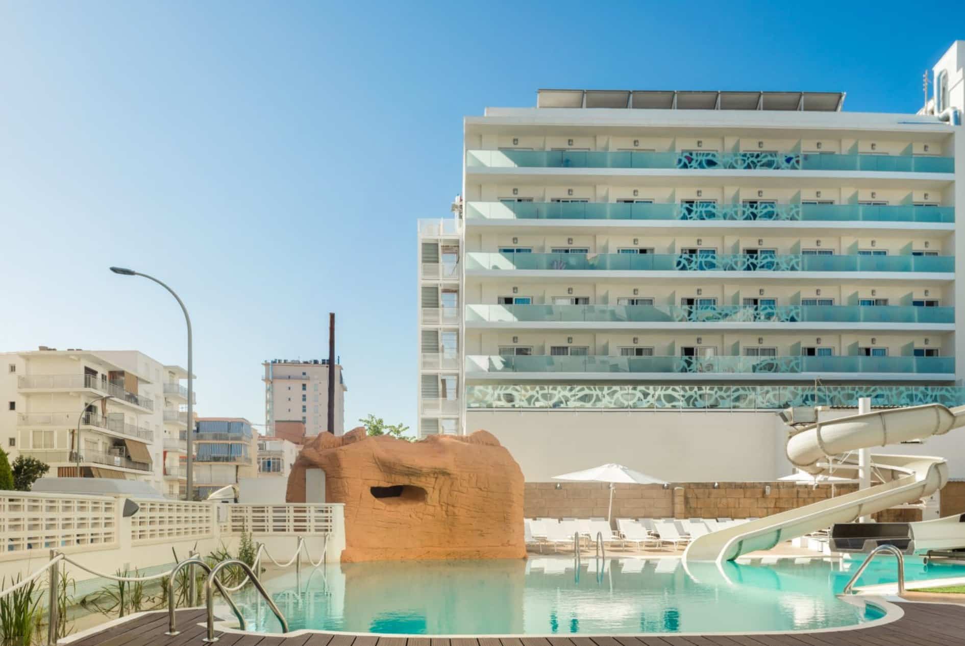 http://Hôtel%20contemporain%20avec%20piscine%20extérieure,%20toboggan%20et%20balcons%20vitrés