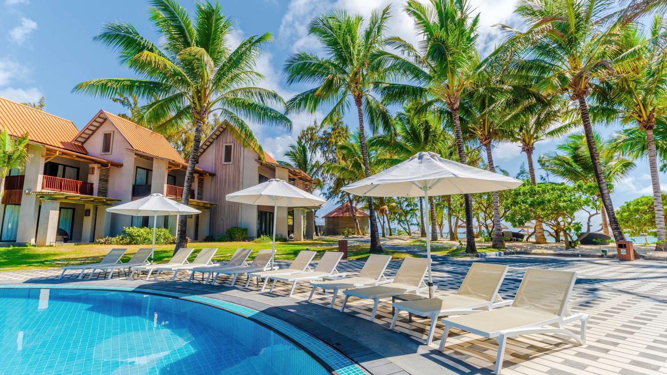 http://Piscine%20ensoleillée%20avec%20transats%20blancs%20et%20palmiers%20en%20arrière-plan
