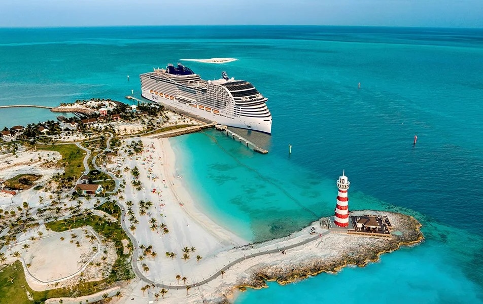 http://Bateau%20de%20croisière%20MSC%20accosté%20à%20Ocean%20Cay,%20île%20privée%20des%20Bahamas%20avec%20plage%20de%20sable%20blanc%20et%20phare%20rayé%20rouge%20et%20blanc