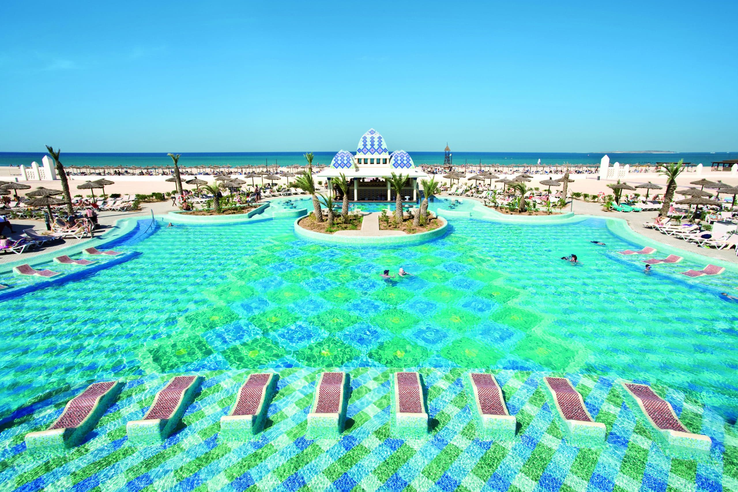 http://Piscine%20à%20débordement%20avec%20vue%20sur%20la%20plage%20dans%20un%20complexe%20hôtelier%20de%20luxe%20au%20Cap-Vert.