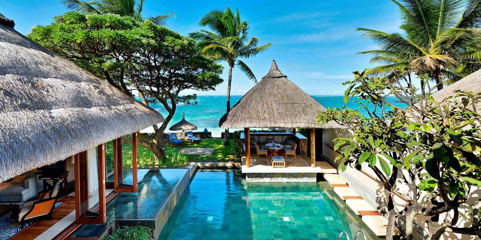 http://Villa%20de%20luxe%20avec%20piscine%20privée,%20terrasse%20couverte%20et%20vue%20directe%20sur%20la%20mer%20à%20l’île%20Maurice.