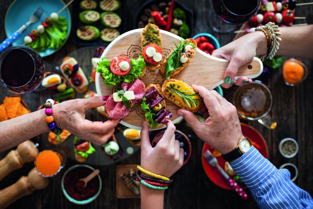 Assortiment de tapas colorées partagées entre amis autour d’une table