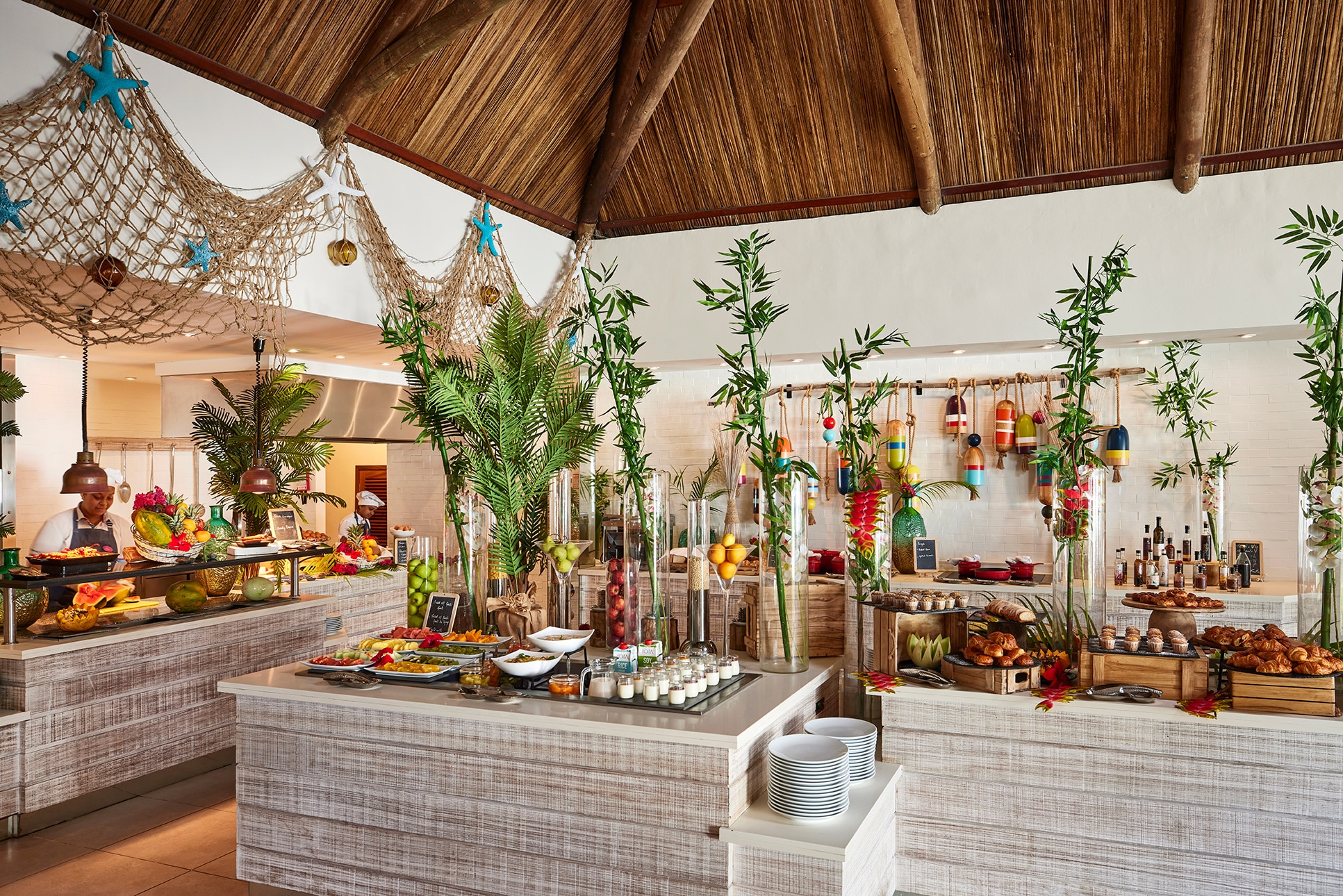 http://Buffet%20coloré%20avec%20fruits%20tropicaux%20et%20viennoiseries%20dans%20un%20restaurant%20d’hôtel
