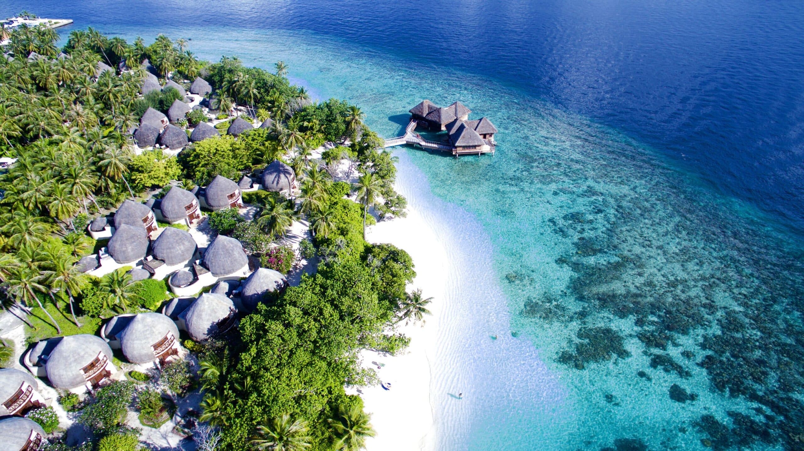http://Vue%20aérienne%20d’un%20complexe%20hôtelier%20tropical%20avec%20bungalows%20en%20bord%20de%20plage%20et%20lagon%20turquoise%20aux%20Maldives