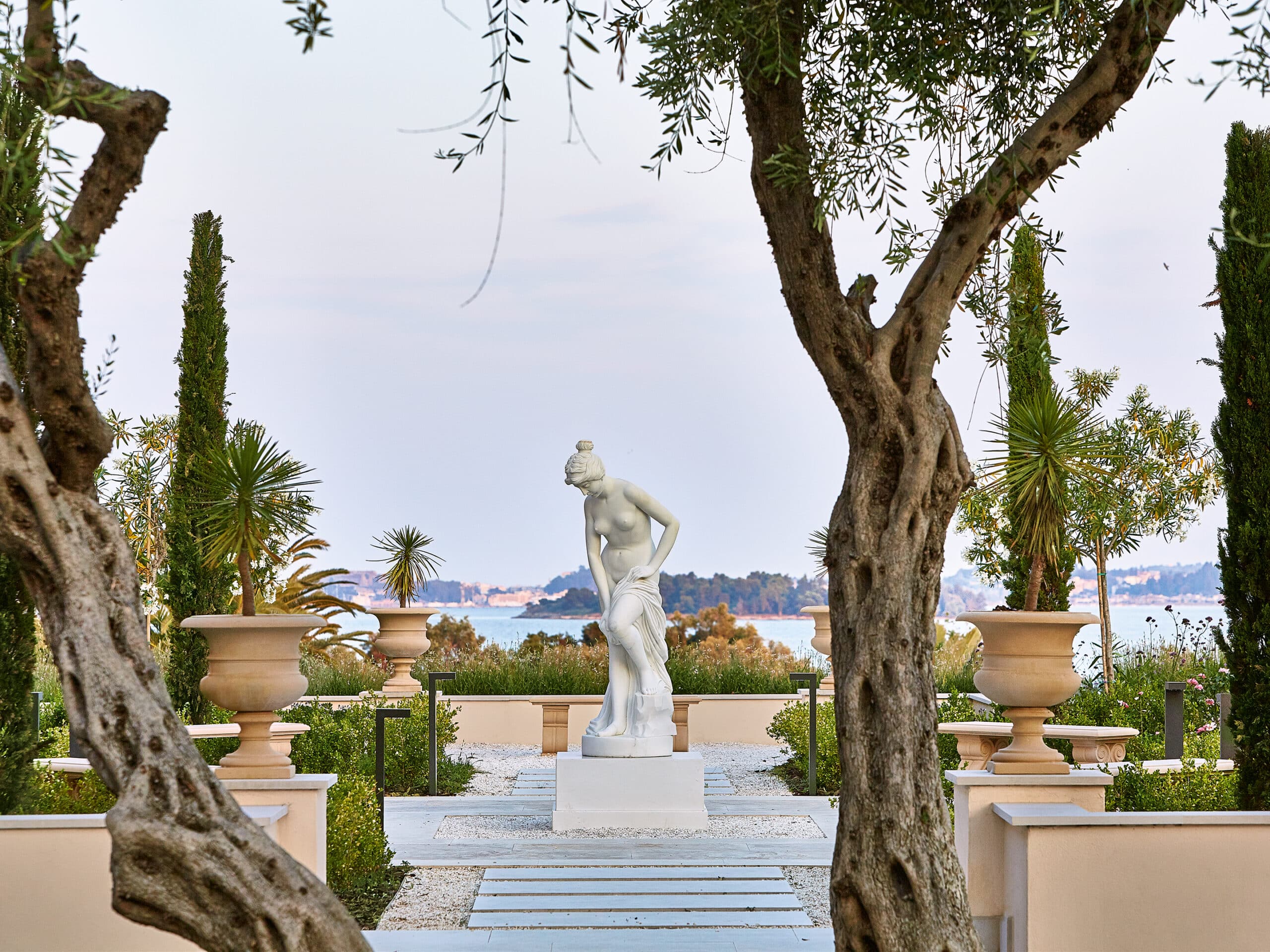 http://Statue%20blanche%20au%20centre%20d’un%20jardin%20méditerranéen%20avec%20vue%20sur%20la%20mer.