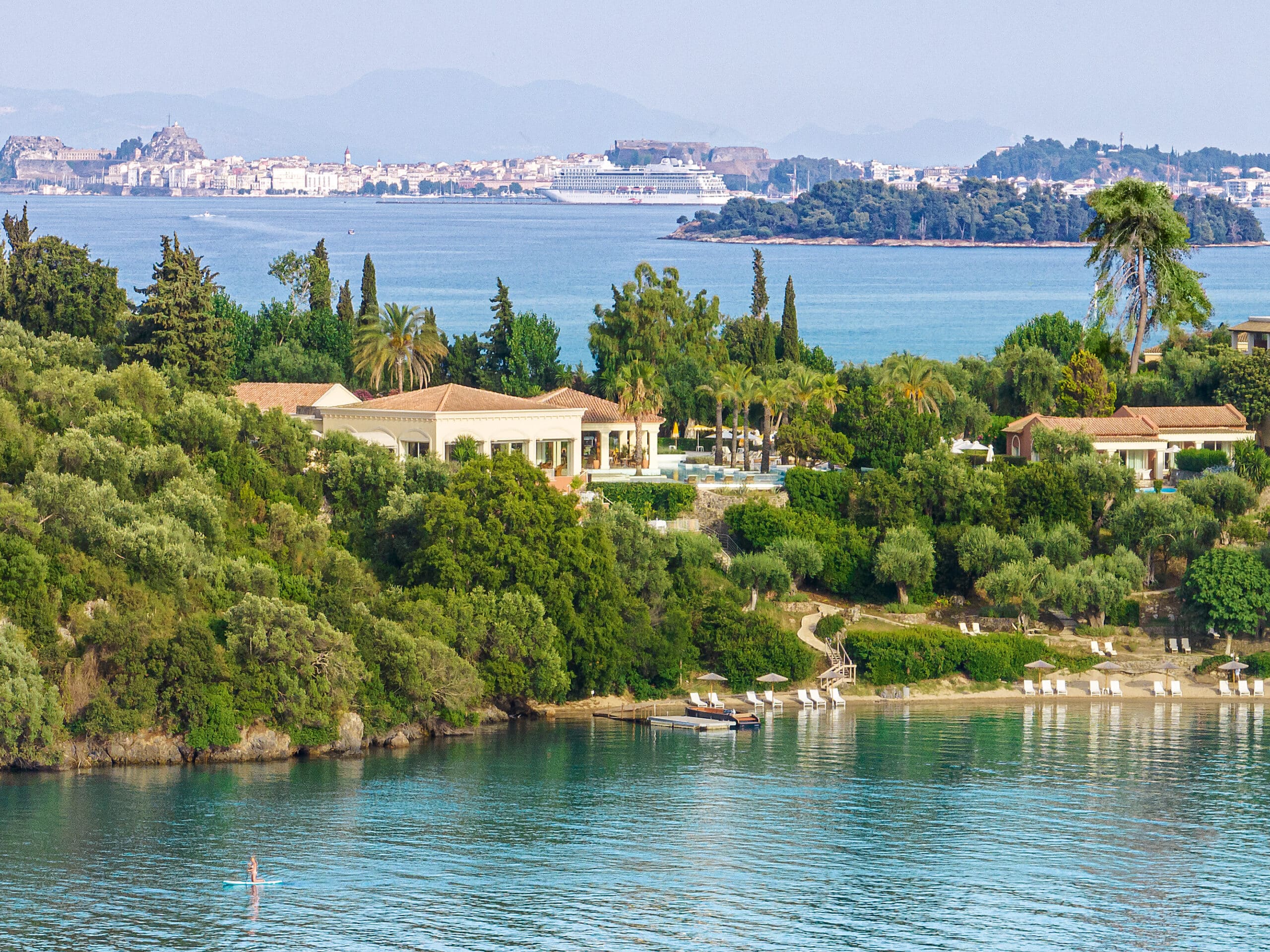 http://Resort%20entouré%20de%20verdure%20en%20bord%20de%20mer%20à%20Corfou,%20avec%20plage%20privée%20et%20vue%20sur%20la%20vieille%20ville