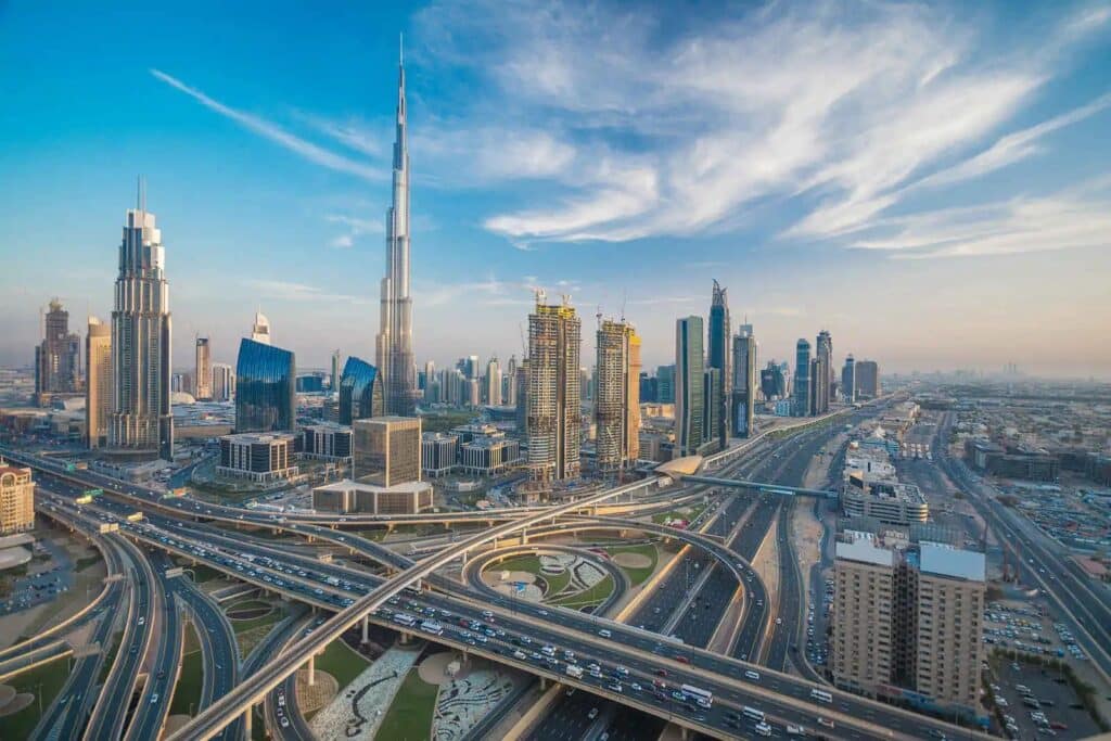 Vue aérienne du Burj Khalifa et des autoroutes de Dubaï entourées de gratte-ciel modernes