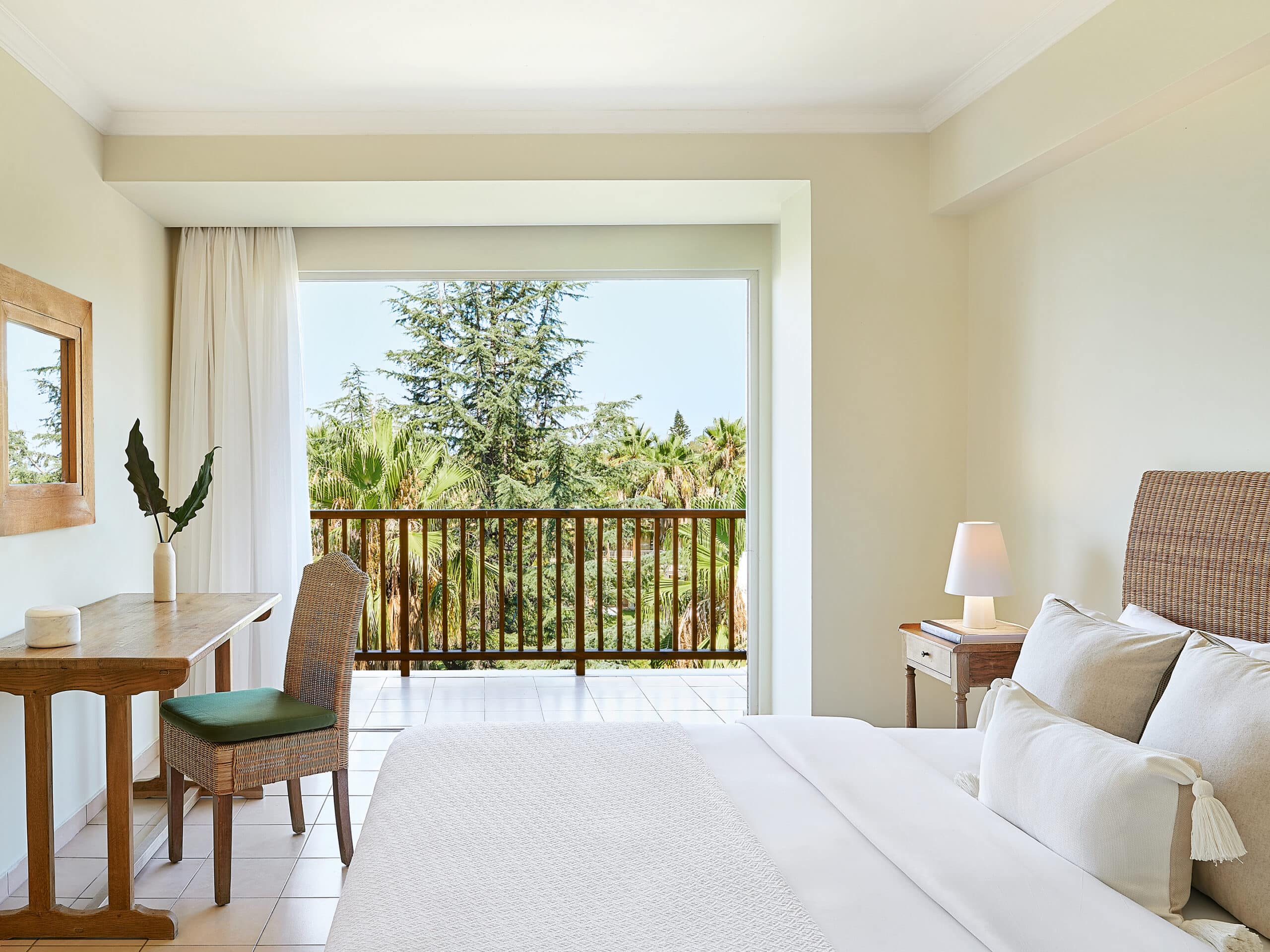 http://Intérieur%20de%20chambre%20sobre%20avec%20balcon%20sur%20la%20nature%20méditerranéenne
