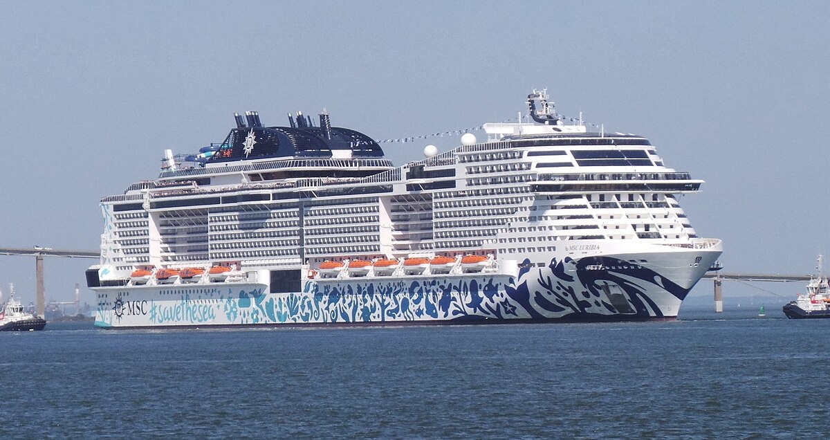 http://Le%20navire%20de%20croisière%20MSC%20en%20mer%20avec%20sa%20décoration%20#savethesea%20visible%20sur%20la%20coque