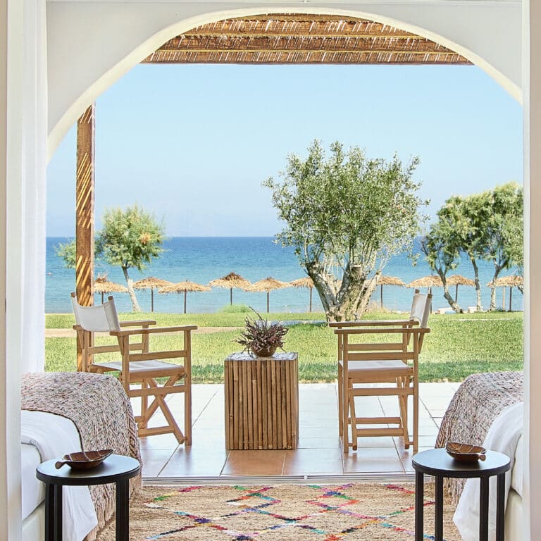 http://Chambre%20d’hôtel%20avec%20terrasse%20donnant%20sur%20la%20mer%20Égée%20dans%20un%20cadre%20naturel